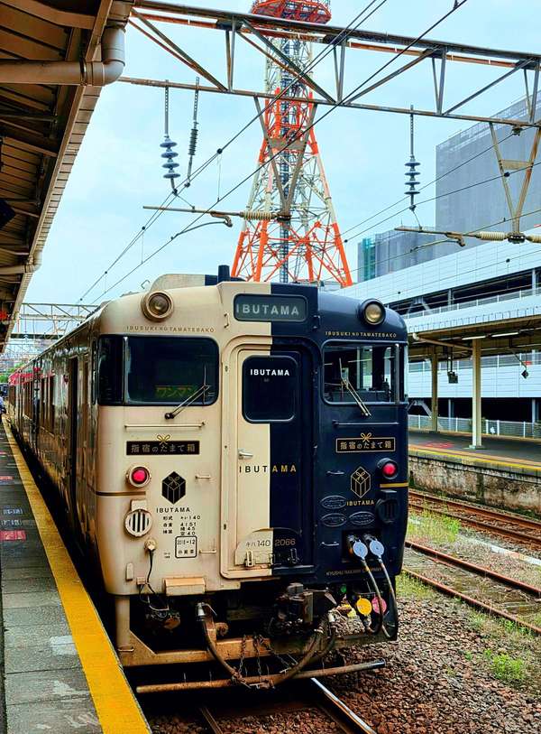 Ibutama train at a Japanese station
